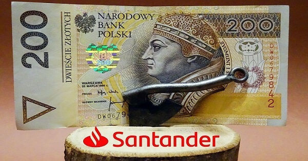 Banknot o nominale 200 złotych jest umieszczony pionowo na drewnianym stojaku z metalową siekierą z przodu. Logo Santander jest widoczne w dolnej części obrazu.