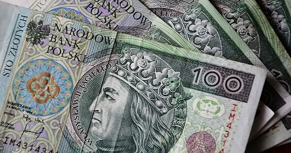 Kilka banknotów o nominale 100 złotych, przedstawiających portret koronowanej postaci historycznej i skomplikowane wzory, jest rozłożonych i nakłada się na siebie.