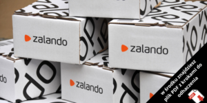Kilka ułożonych w stos pudełek dostawczych Zalando z widocznym logo Zalando. W prawym dolnym rogu znajduje się czarny baner w języku polskim wspominający o pliku PDF z listami kontrolnymi w środku.