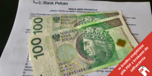 Trzy banknoty o nominale 100 zł umieszczone na dokumencie z Banku Pekao, z czerwonym banerem w prawym dolnym rogu zawierającym polski tekst o pliku PDF do pobrania.