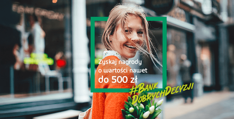Uśmiechnięta kobieta trzymająca bukiet idzie ulicą miasta. Nałożony tekst w języku polskim oferuje nagrody o wartości do 500 zł i brzmi "#BankDobrychDecyzji". Witryny sklepowe są widoczne w rozmytym tle.