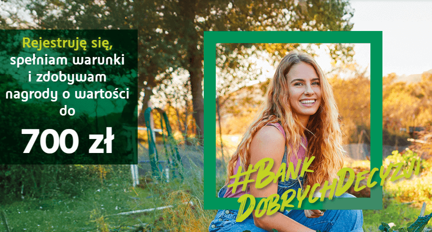 Uśmiechnięta młoda kobieta z długimi blond włosami siedzi na zewnątrz na słonecznym polu. Obok niej zielono-biały tekst w języku polskim oferuje do 700 zł za rejestrację i spełnienie określonych warunków, z żółtym hashtagiem #BankDobrychDecyzji.