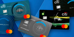 Kilka kart kredytowych Citi, w tym Citi Rewards, Citi Simplicity i karta o tematyce BP, jest wyświetlanych na niebieskim geometrycznym tle. Większość kart ma logo Mastercard.