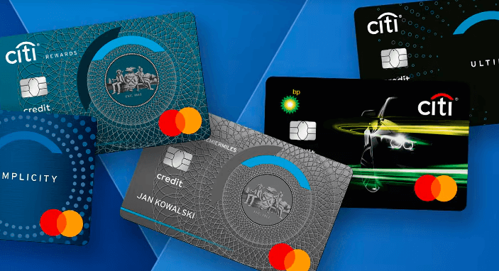 Kilka kart kredytowych Citi, w tym Citi Rewards, Citi Simplicity i karta o tematyce BP, jest wyświetlanych na niebieskim geometrycznym tle. Większość kart ma logo Mastercard.