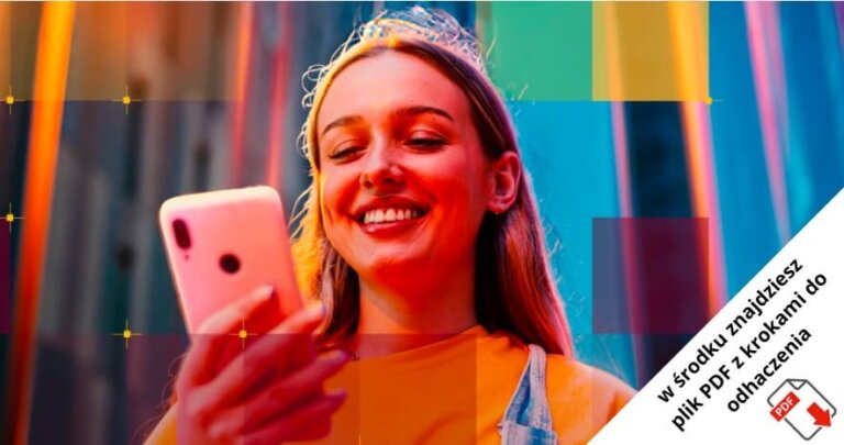 Młoda kobieta z tiarą uśmiecha się, patrząc na swój smartfon. Kolorowe geometryczne kształty nakładają się na obraz. W prawym dolnym rogu polski tekst oferuje plik PDF z krokami do zaznaczenia.