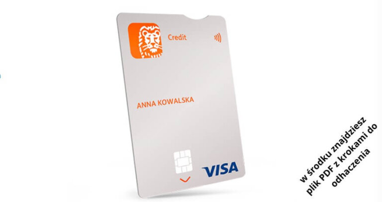 Biała karta kredytowa z pomarańczowymi i niebieskimi akcentami, zawierająca imię i nazwisko 