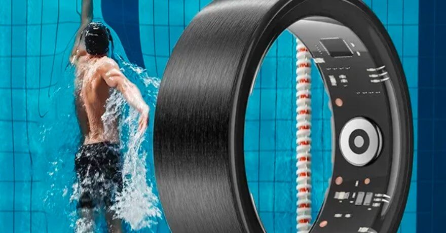 Pływak w basenie sięga do krawędzi, podczas gdy na pierwszym planie widoczny jest duży czarny inteligentny pierścień z czujnikami. Tło jest niebieskie z płytkami basenowymi i separatorem torów.