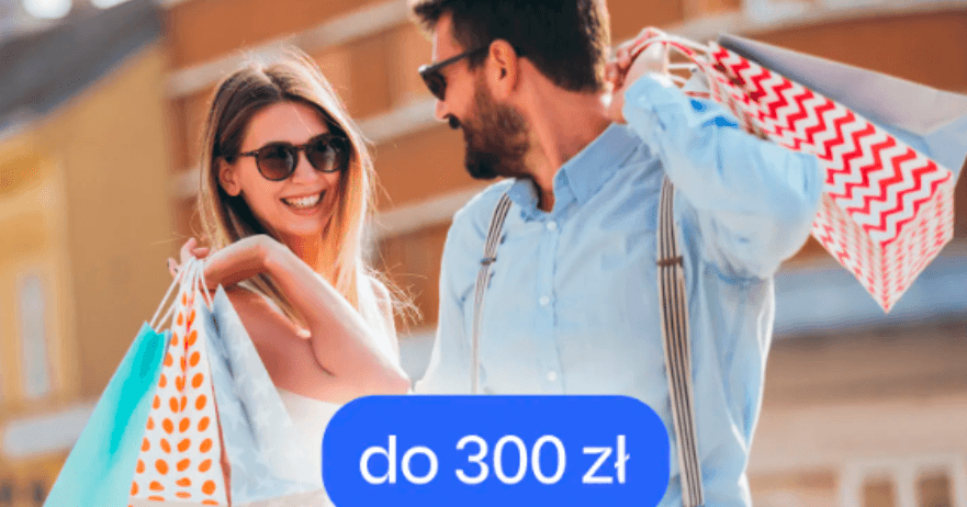 Uśmiechnięci mężczyzna i kobieta w okularach przeciwsłonecznych niosą torby z zakupami na zewnątrz. Na pierwszym planie widnieje niebieska etykieta z napisem "do 300 zł".