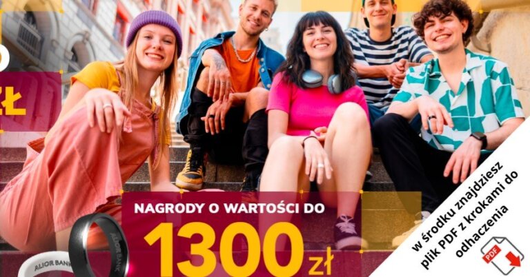 Pięć uśmiechniętych młodych osób siedzi na zewnętrznych schodach. Tekst promocyjny oferuje nagrody o wartości do 1300 zł. Na zdjęciu inteligentna opaska na rękę. Polski tekst wspomina o załączonym pliku PDF z krokami do wykonania. Nastrój jest radosny i energetyczny.