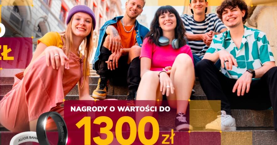Grupa pięciu uśmiechniętych młodych dorosłych siedzi razem na zewnętrznych schodach w swobodnych, kolorowych ubraniach. Tekst w języku polskim reklamuje nagrody o wartości do 1300 zł i pokazuje czarną opaskę na rękę.