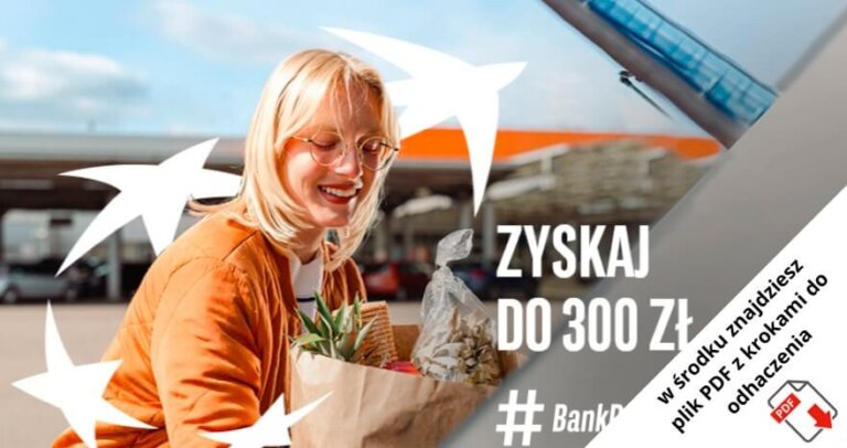 Uśmiechnięta kobieta w blond włosach i okularach trzyma torbę z zakupami na zewnątrz. Białe strzałki i pogrubiony polski tekst 