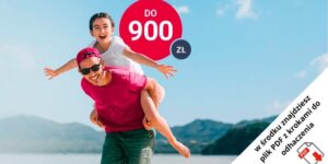 Uśmiechnięty mężczyzna w okularach przeciwsłonecznych i różowej koszuli podwozi szczęśliwą młodą dziewczynę na słonecznej plaży. Tekst brzmi "DO 900 zł". W prawym dolnym rogu znajduje się ikona PDF i polska wiadomość.