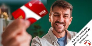 Uśmiechnięty mężczyzna trzyma czerwono-białą kartę VISA w kierunku kamery. W rogu widnieje polski tekst: "w środku znajdziesz plik PDF z krokami do odznaczenia", co oznacza "w środku znajdziesz plik PDF z krokami do odznaczenia".