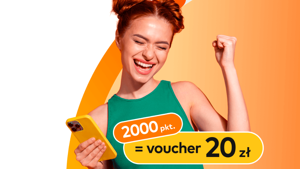 Uśmiechnięta kobieta trzymająca smartfon w jednej ręce i podnosząca drugą pięść w podekscytowaniu. Nakładka z tekstem o treści: "2000 pkt = bon 20 zł" na żółto-pomarańczowym tle.