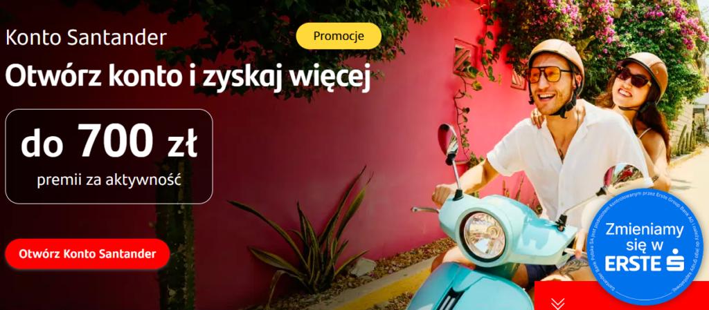 Uśmiechnięci mężczyzna i kobieta w okularach przeciwsłonecznych jadą na niebieskim skuterze obok różowej ściany z czerwonymi kwiatami. Tekst w języku polskim reklamuje promocję konta bankowego Santander oferującą do 700 zł nagrody.