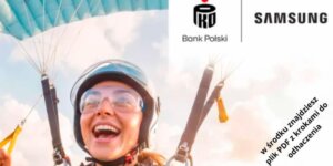 Uśmiechnięta osoba w kasku i goglach skacze ze spadochronem. W prawym górnym rogu widoczne są logo PKO Bank Polski i Samsunga. W prawym dolnym rogu, po przekątnej, widoczny jest fragment polskiego tekstu.