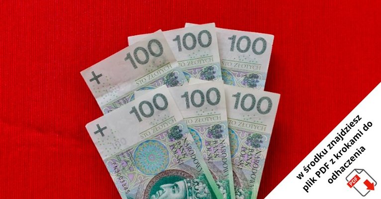 Pięć polskich banknotów o nominale 100 złotych ułożonych w kształcie wachlarza na czerwonym tle, z białą nakładką w rogu zawierającą ikonę pliku PDF oraz tekst w języku polskim.