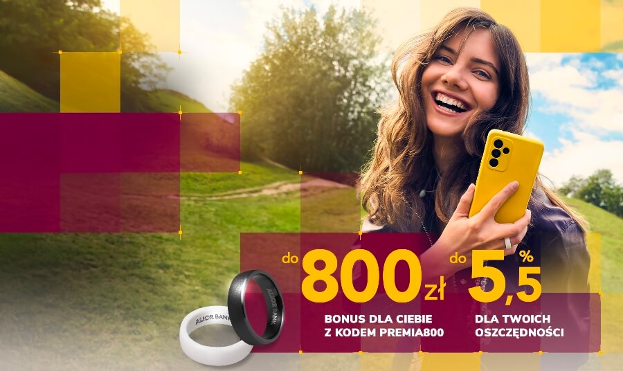 Uśmiechnięta kobieta trzymająca żółty smartfon obok dwóch pierścionków, z tekstem promocyjnym oferującym bonus w wysokości 800 PLN i oprocentowanie w wysokości 5,5%.